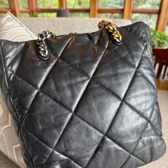 Chanel 19 shopping bag black quilted lambskin leather tote - Picture 13 of 16